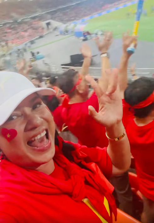 Diễn viên Việt Trinh ăn mừng cùng các cổ động viên khi chính thức kết thúc trận đấu giữa U22 Việt Nam và U22 Thái Lan. Ảnh: FBNV