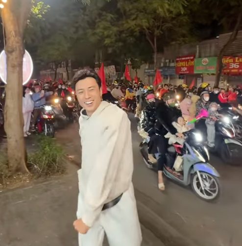 Diễn viên Vương Anh Ole nhảy múa ăn mừng ở ngoài đường trước dòng người 'đi bão' khi nhận tin U22 Việt Nam giành chiến thắng. Ảnh: FBNV