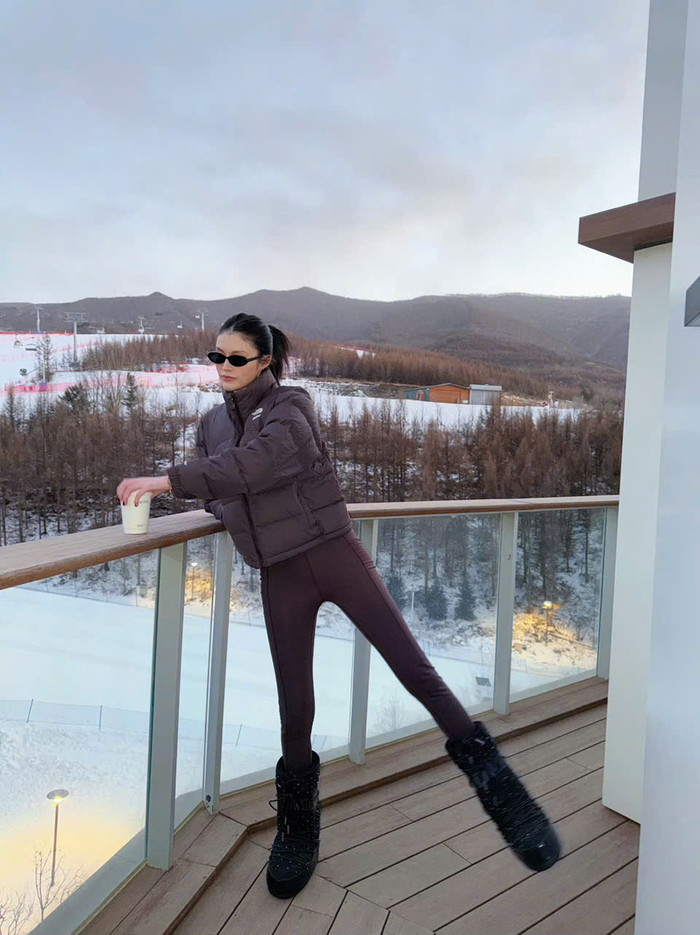 Loạt ảnh mới của siêu mẫu U40 Hà Tuệ khiến netizen không khỏi trầm trồ (Ảnh: Weibo nhân vật).