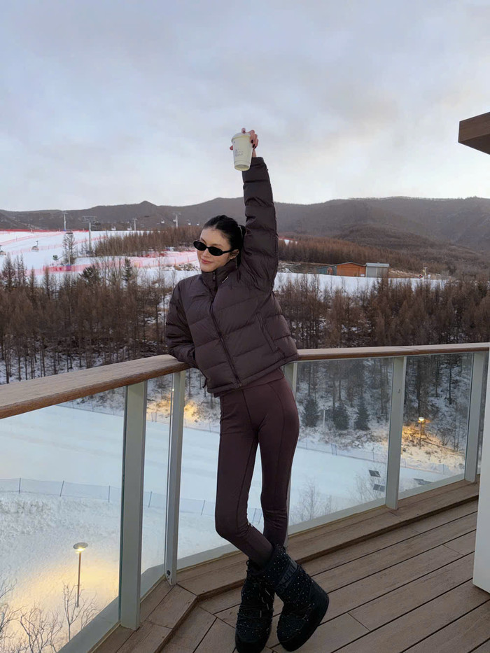 Siêu mẫu U40 khoe vóc dáng nuột nà sau 2 tháng bí mật sinh con cho thiếu gia tập đoàn nghìn tỷ (Ảnh: Weibo nhân vật).