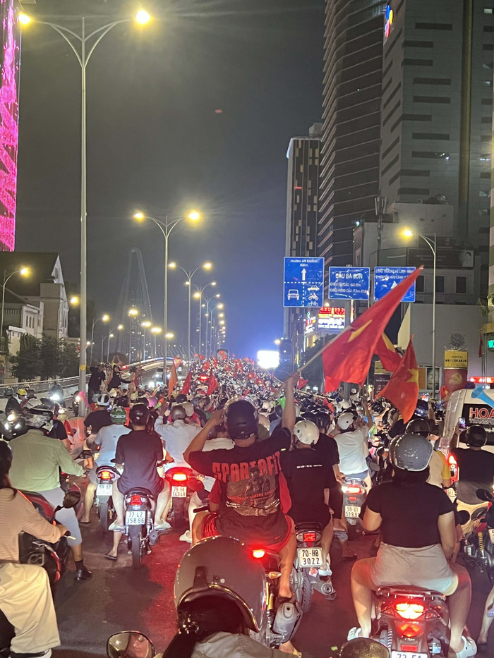 Tại TP.HCM, không khí cuồng nhiệt không kém khi hàng nghìn cổ động viên tụ tập trên đường phố, vỡ òa với màn ngược dòng của U22 Việt Nam. Người hâm mộ không giấu được niềm vui trước bản lĩnh của các cầu thủ dưới sự dẫn dắt của HLV Kim Sang-sik. Trận đấu diễn ra kịch tính khi U22 Việt Nam bị dẫn 0-2 từ hiệp 1, nhưng đã ghi ba bàn liên tiếp để lật ngược thế cờ, giành chiến thắng 3-2 và bảo vệ thành công ngôi vị tại SEA Games 33.