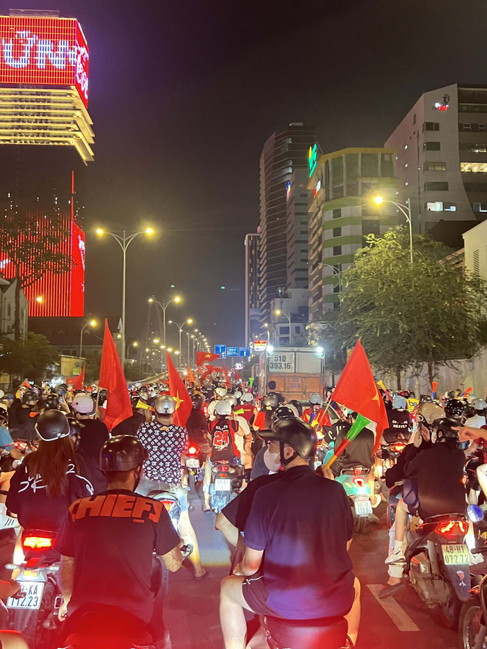 Ngay sau tiếng còi mãn cuộc tại sân Rajamangala (Thái Lan), không khí vui mừng bùng nổ tại nhiều thành phố lớn ở Việt Nam. Người dân nhanh chóng tổ chức các đoàn xe diễu hành, hay còn gọi là 'đi bão', để bày tỏ niềm tự hào với thành tích của U22 Việt Nam trong kỳ SEA Games 33. Đây là hình ảnh quen thuộc mỗi khi bóng đá nước nhà đạt được dấu mốc quan trọng, thể hiện tinh thần đoàn kết và yêu thể thao của người hâm mộ.
