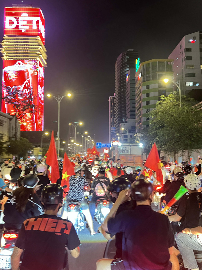 Chiến thắng tại SEA Games 33 không chỉ mang về huy chương vàng bóng đá nam mà còn khép lại năm 2025 thành công cho bóng đá Việt Nam. Người dân 'đi bão' đã thể hiện rõ tinh thần thể thao, sự gắn kết và niềm tin vào thế hệ trẻ. Các hoạt động ăn mừng kéo dài đến khuya, với tiếng kèn, tiếng hô vang 'Việt Nam vô địch' vang vọng trên các con phố.