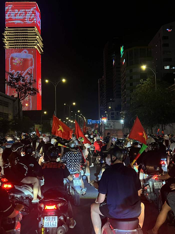 Người hâm mộ cả nước cũng đổ ra đường ăn mừng chiến thắng.