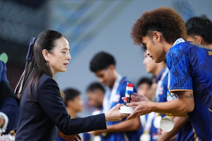 Phản ứng của Madam Pang trước kì tích không tưởng của U22 Việt Nam 1 Khi bắt đầu buổi lễ trao giải, dù nỗi buồn thất bại sau cú lội ngược dòng của đối thủ vẫn còn hiện rõ, Madam Pang vẫn cố gắng duy trì sự chuyên nghiệp. Ảnh: FAT