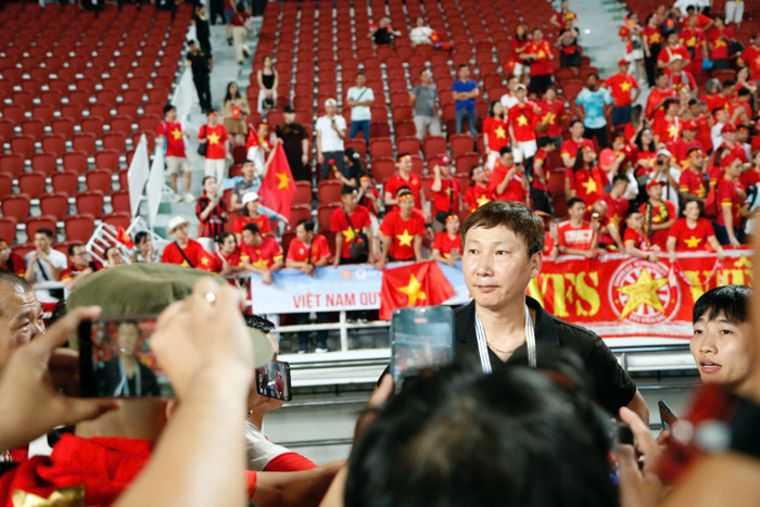 HLV Kim Sang Sik đi vào lịch sử bóng đá Đông Nam Á. Ảnh: VFF