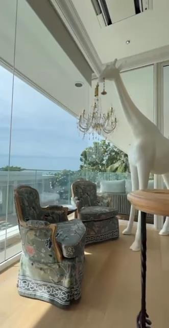 &nbsp;Trải qua nhiều biến cố và thử thách trong cuộc sống, bà cho rằng việc giữ tinh thần lạc quan là yếu tố quan trọng giúp bản thân đạt được thành công như hiện tại.