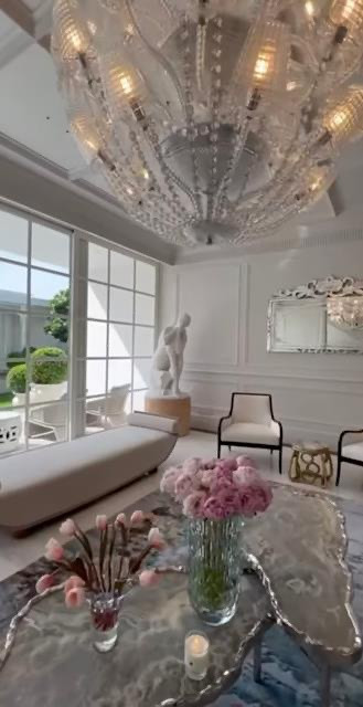 Bên trong biệt thự, các món đồ như đèn trang trí, kệ tivi hay khu vực đọc sách đều được sắp đặt có chủ ý. Madam Pang chia sẻ, do đảm nhiệm nhiều công việc khác nhau, bà mong muốn có một không gian yên tĩnh để nghỉ ngơi, đọc sách và tái tạo năng lượng.&nbsp;