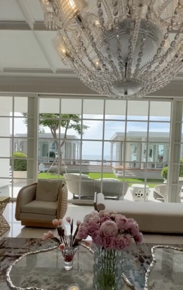 Nếu dinh thự tại Bangkok mang phong cách sang trọng, nhiều mảng xanh, thì không gian nghỉ dưỡng ở Cha-am lại được xây dựng theo hướng nhẹ nhàng, đề cao sự thoải mái.&nbsp;