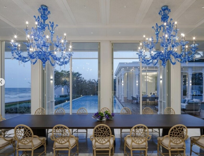 &nbsp;Nữ tỷ phú tiết lộ bà đặc biệt yêu thích hai không gian gần biển, trong đó có một phòng với đèn chùm màu xanh gợi liên tưởng đến đại dương, và phòng khách được điểm nhấn bằng đèn trang trí hình cánh chim.