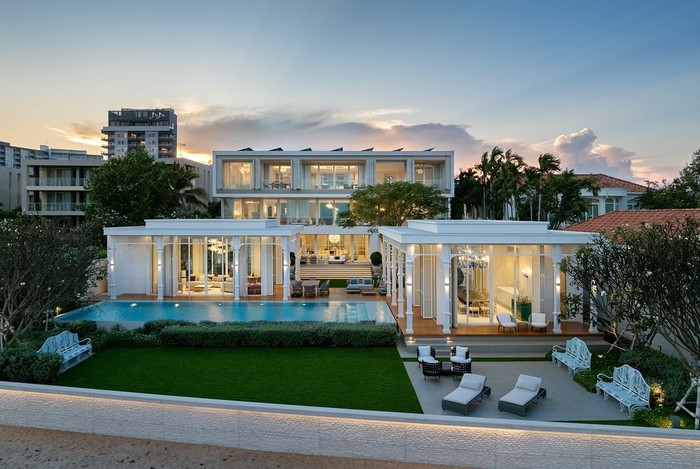 Song song với sự nghiệp, Madam Pang còn được nhắc đến như một trong những nữ tỷ phú sở hữu khối tài sản bất động sản đáng chú ý. Ngoài dinh thự rộng hơn 2.000 m² nằm tại khu Sukhumvit (Bangkok), bà còn có một căn biệt thự nghỉ dưỡng ven biển tại quận Cha-am – nơi thường được bà lựa chọn làm không gian nghỉ ngơi cùng gia đình.