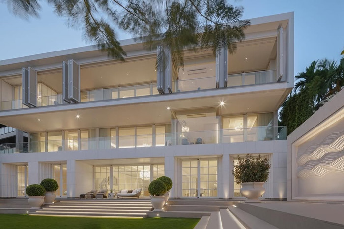 Phía trước ngôi nhà là khu vực thư giãn được thiết kế hoàn toàn bằng kính, mở rộng tối đa tầm nhìn ra bãi cát và mặt nước.&nbsp;