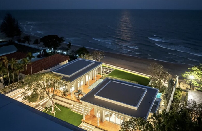 Biệt thự ven biển này gây ấn tượng với tông trắng chủ đạo, hướng thẳng ra biển và có hồ bơi riêng.&nbsp;