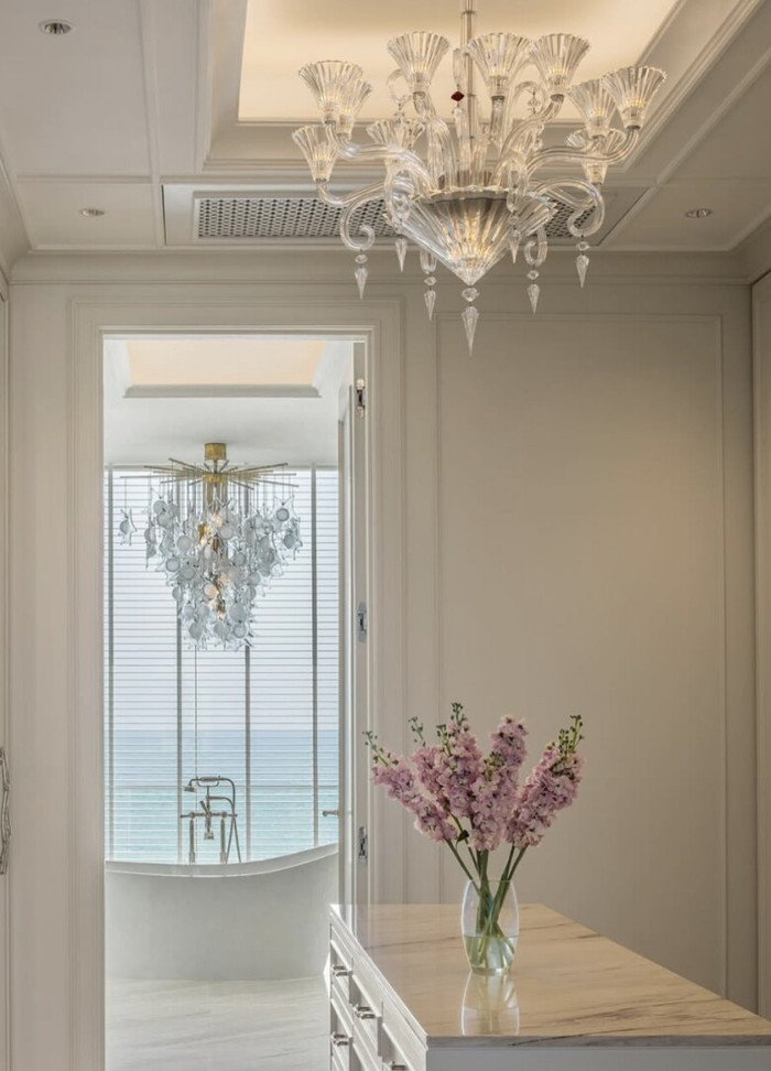 Ngôi nhà có tên Ban Chan Tem Duang, được trang bị nhiều sản phẩm đến từ SEASONS – thương hiệu chuyên phân phối nội thất cao cấp nhập khẩu. Nữ doanh nhân đánh giá cao triết lý thiết kế hướng đến sự tối giản, tinh tế và cân bằng giữa hình thức với công năng.