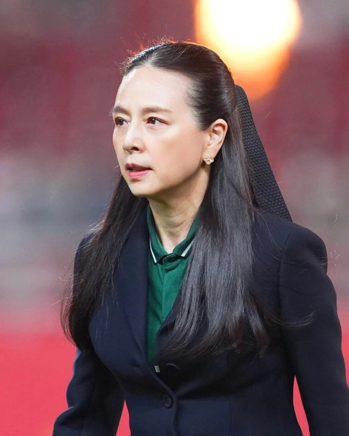 Ở lĩnh vực bóng đá, Madam Pang từng đảm nhiệm vai trò trưởng đoàn các đội tuyển quốc gia Thái Lan, là Chủ tịch CLB Port FC và đến năm 2024 đã trở thành nữ Chủ tịch đầu tiên trong lịch sử Hiệp hội Bóng đá Thái Lan.