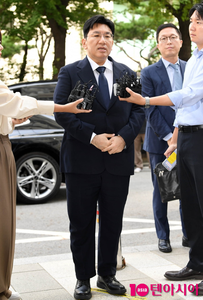 Xôn xao nhà riêng của 'ông trùm showbiz' bị cảnh sát khám xét Ảnh 4