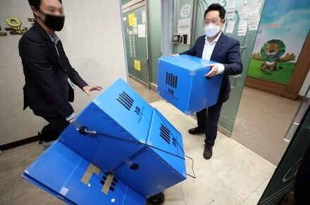 Xôn xao nhà riêng của 'ông trùm showbiz' bị cảnh sát khám xét Ảnh 2