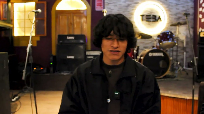 Nam ca sĩ bị điện giật gục ngã trên sân khấu khiến khán giả bàng hoàng Ảnh 1