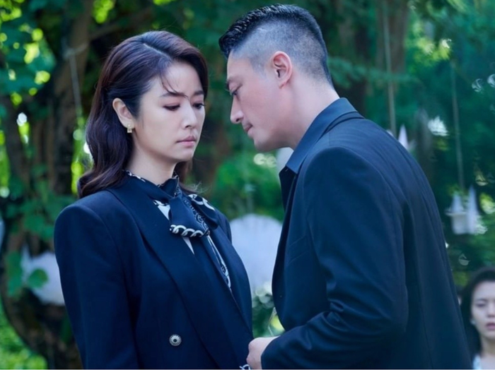 Lâm Tâm Như ngay lập tức thay đổi thói quen sử dụng điện thoại khi ngồi cùng xe với chồng sau lời nhắc nhở từ phía đối phương. Ảnh: Netflix