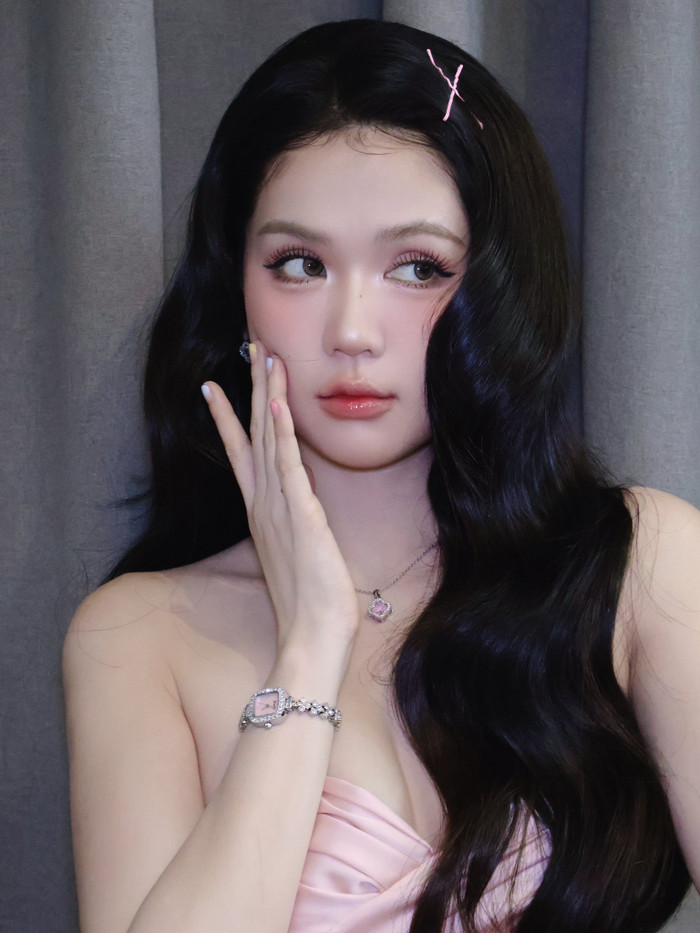 Làn da trắng sáng, khuôn mặt nhỏ nhắn giúp Ngọc Trinh trẻ hơn so với tuổi thật. Ảnh: FBNV