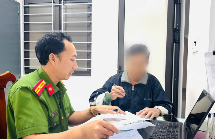 Người đàn ông gần 70 tuổi may mắn được lực lượng chức năng 'giải cứu kịp thời' trước bẫy 'bắt cóc online'. Ảnh: Công an TP Đà Nẵng