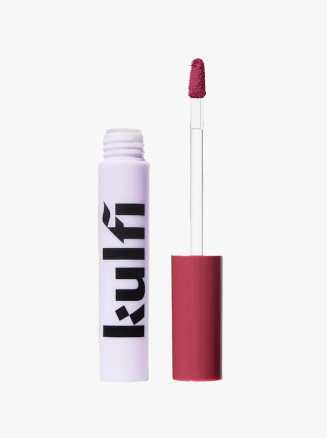 Kulfi Lassi Lips Staining Lip Oil: Son dầu lai stain, giữ ẩm và tạo màu nhẹ nhàng, rất được ưa chuộng trong các clip beauty “chill aesthetic”. Ảnh: Vogue