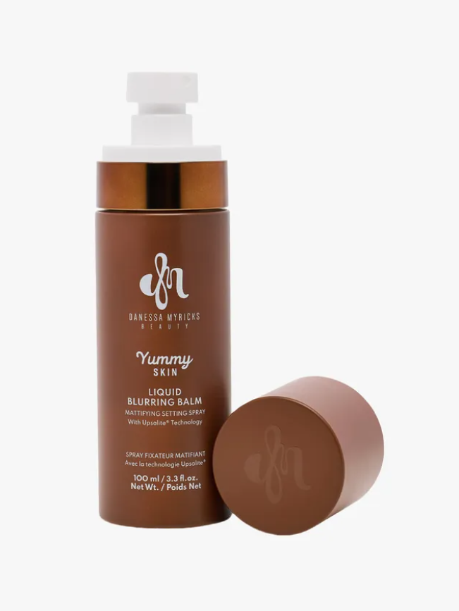 Yummy Skin Liquid Blurring Balm Setting Spray: Xịt khoáng kiêm “blurring” giúp nền makeup mềm mịn, ăn hình trước camera. Ảnh: Vogue