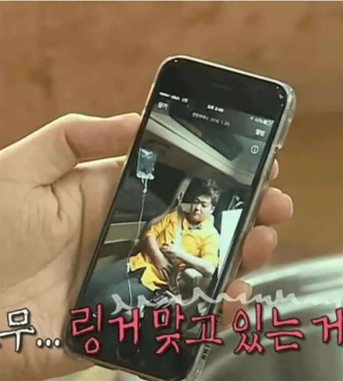 Bức ảnh Jun Hyun Moo truyền dịch trên xe được lan truyền trên mạng xã hội Hàn Quốc những ngày gần đây.&nbsp;