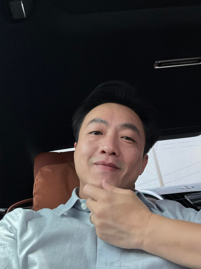 Cuờng Đô La nhiều lần đăng tải hình ảnh xuất hiện trên chiếc xe hơn 15 tỷ này. (Ảnh: FBNV)