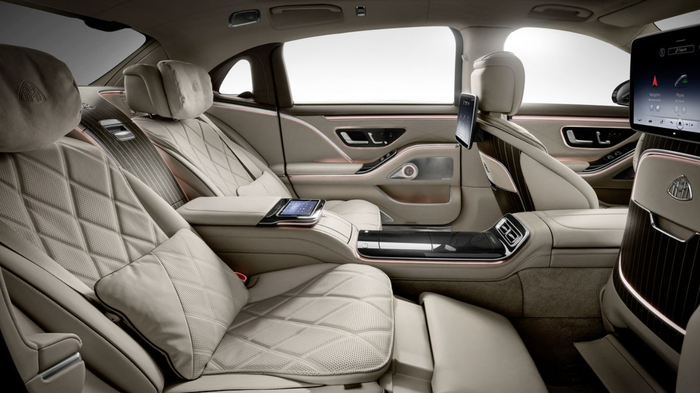 Lưng hàng ghế trước sở hữu 2 màn hình lớn và nhiều công nghệ tiên tiến, hệ thống đèn cao cấp xuất hiện trong chiếc xe của Cường Đô La. (Ảnh: Mercedes-Benz)