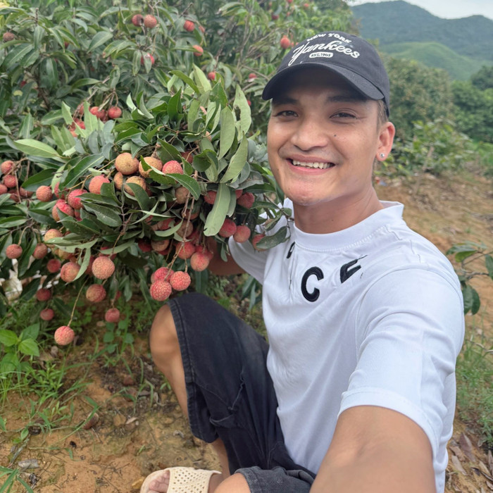 Mạc Văn Khoa lựa chọn chiếc xe máy 28 triệu trong lễ đính hôn. Ảnh: FBNV