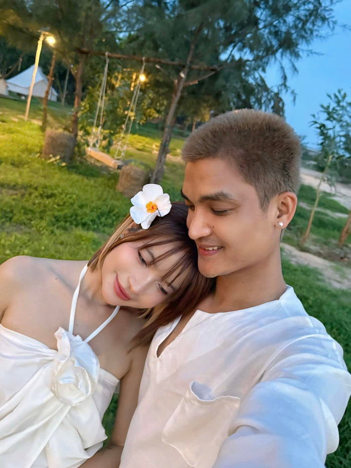 Mạc Văn Khoa từng đi chiếc xe máy 28 triệu đến nhà vợ trong lễ đính hôn. Ảnh: FBNV