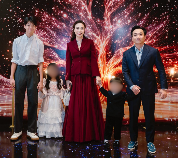 &nbsp;Cường Đô La lựa chọn đôi giày lười để tạo điểm nhấn tinh tế cho bộ trang phục. Ảnh: FBNV