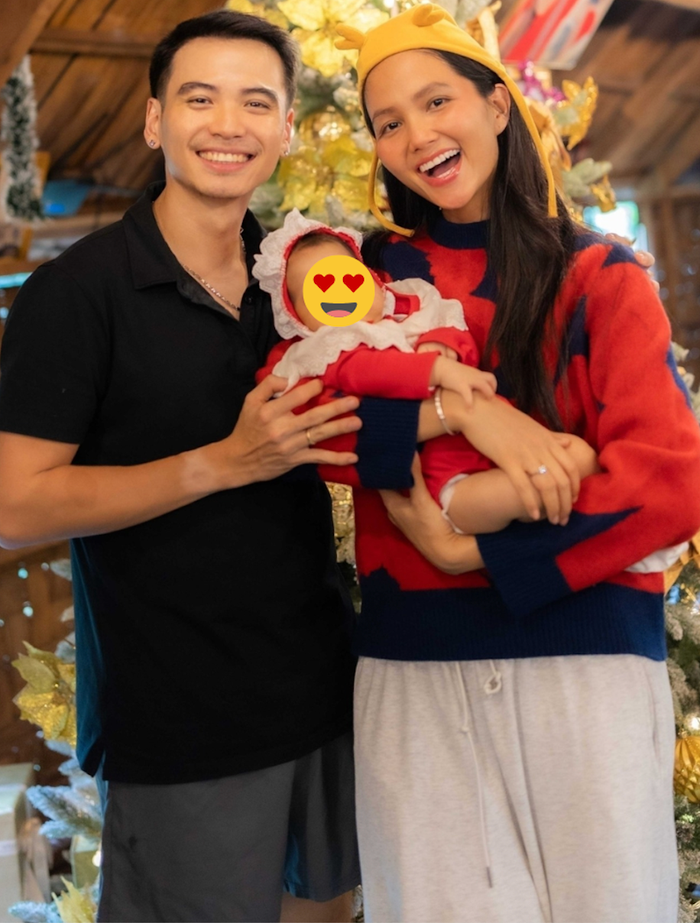 H'Hen Niê và chồng khá thoải mái khi đăng ảnh con lên mạng xã hội. Ảnh: FBNV