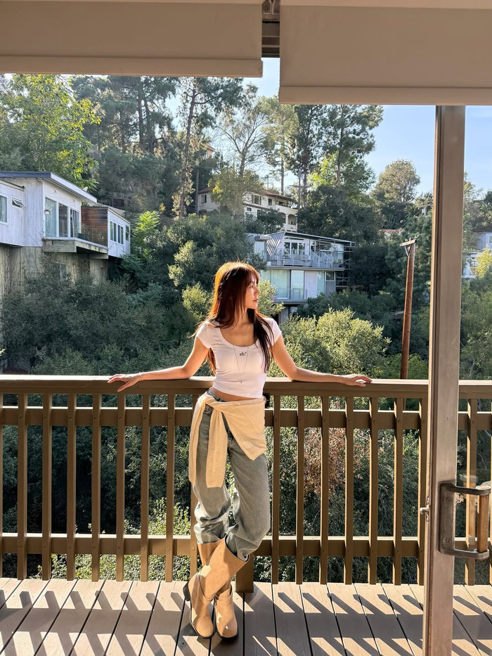 Việc giữ thân hình thon gọn giúp mỹ nhân nổi tiếng có thể mặc nhiều kiểu trang phục, tuy nhiên khán giả vẫn lo lắng cho sức khoẻ của cô nàng. Ảnh: IGNV