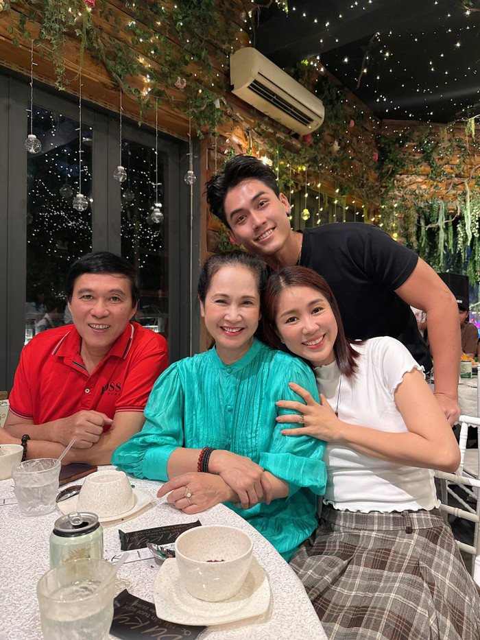 Sự tươi tắn, cởi mở giúp Lê Phương nhận được tình cảm của mọi người xung quanh. Ảnh: FBNV