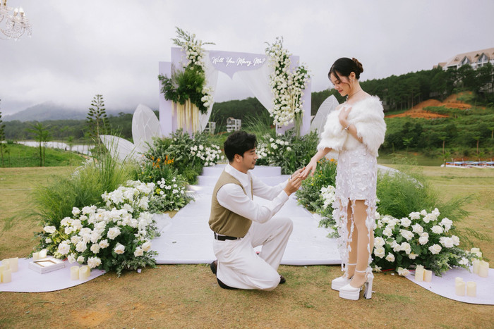 Đoàn Minh Tài xúc động trao nhẫn cầu hôn cho bạn gái. Ảnh: FBNV