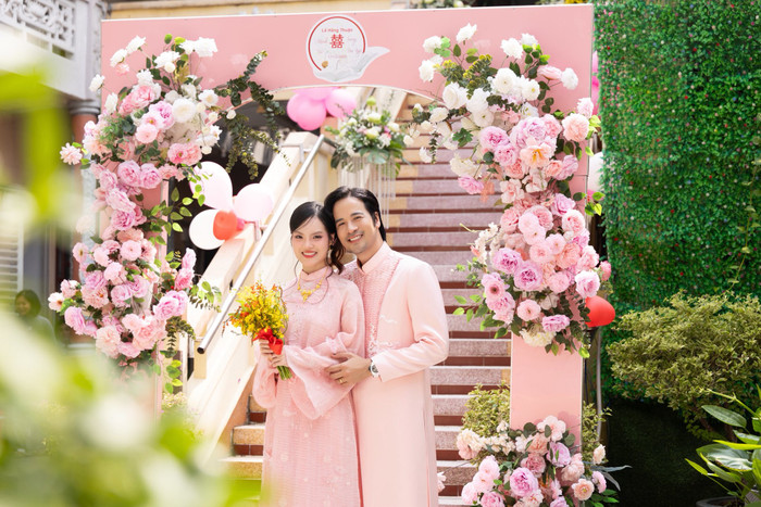 Đoàn Minh Tài cười tươi rói khi chụp ảnh với 'nửa kia'. Ảnh: FBNV