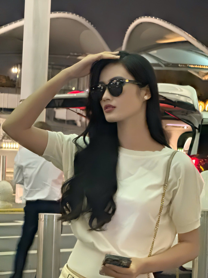 Ý Nhi lộ rõ làn da trắng sáng qua cam thường. Ảnh: FBNV