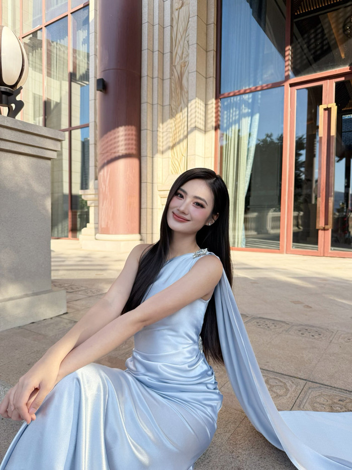 Phong cách thời trang, nữ tính của Ý Nhi nhận về nhiều phản hồi tích cực từ phía khán giả. Ảnh: FBNV