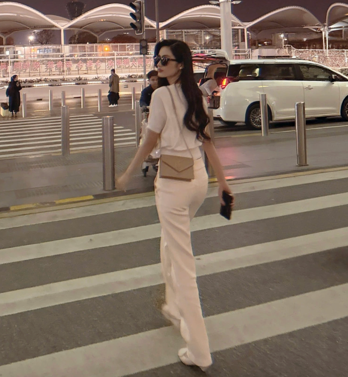 Bộ trang phục đơn giản đã tôn lên đôi chân dài của Ý Nhi. Ảnh: FBNV