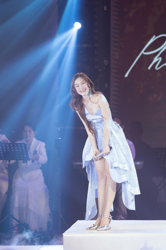 Hương Tràm ôm người yêu cũ trên sân khấu Ảnh 2