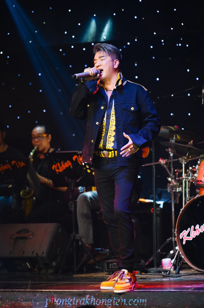 Sự chân thành của Đàm Vĩnh Hưng khi thừa nhận run, hồi hộp sau hàng chục năm ca hát cho thấy sức nặng cảm xúc của một đêm nhạc nhân văn (Ảnh: FBNV).