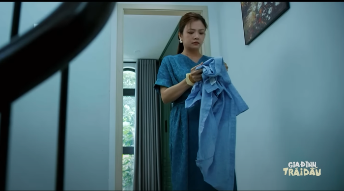 Bà Ánh (NSƯT Kiều Anh) phát hiện vết son lạ trên áo chồng.