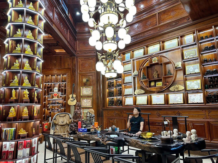  Toàn bộ kệ trưng bày kéo dài sát tường, cao tận trần, chất đầy các bình, hộp, ấm chén và nguyên liệu hiếm.