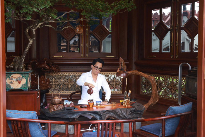 Câu nói này khiến Mailisa lập tức “bắt bẻ”, yêu cầu chồng liệt kê lại thứ tự các sở thích: “Vậy là trong danh sách của anh, em đứng sau trà, siêu xe rồi cả chó mèo à?”. Hoàng Kim Khánh lúc đó chỉ cười, rồi giải thích rằng đàn ông nào cũng cần một thứ để yêu thích, để theo đuổi; với anh, đó là trà và siêu xe – hai thú vui giúp anh cân bằng giữa công việc và cuộc sống. 