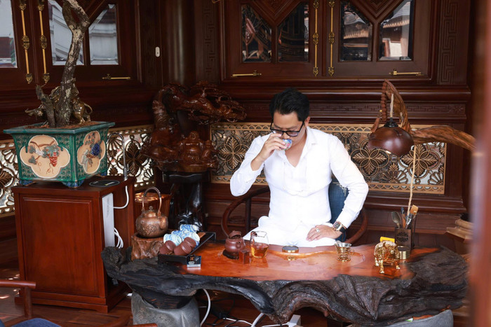 Trong đó, một đoạn video được chia sẻ hồi tháng 5/2021, Hoàng Kim Khánh từng khiến nhiều người bật cười khi thẳng thắn nói với vợ rằng niềm đam mê lớn nhất đời mình chính là… trà.