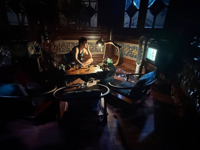 Bên trong căn phòng này bố trí đủ loại trà quý, nhiều món dụng cụ pha chế được đặt mua từ nước ngoài, cùng một chiếc bàn lớn được thiết kế riêng cho việc pha trà. 