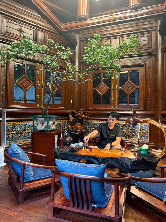 Hoàng Kim Khánh đã dành riêng một không gian hoành tráng trong biệt phủ rộng 4.000m2 làm phòng trà. 