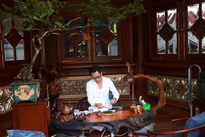 Anh khẳng định thú vui thưởng trà thậm chí còn “đè bẹp” sở thích siêu xe – thứ vốn gắn liền với hình ảnh của anh bấy lâu nay. “Anh mê nhất là trà, rồi mới đến vợ. Vợ đi công tác một tuần anh vẫn ổn, nhưng thiếu trà là buồn ngay”, anh hài hước nói với bà xã Mailisa.